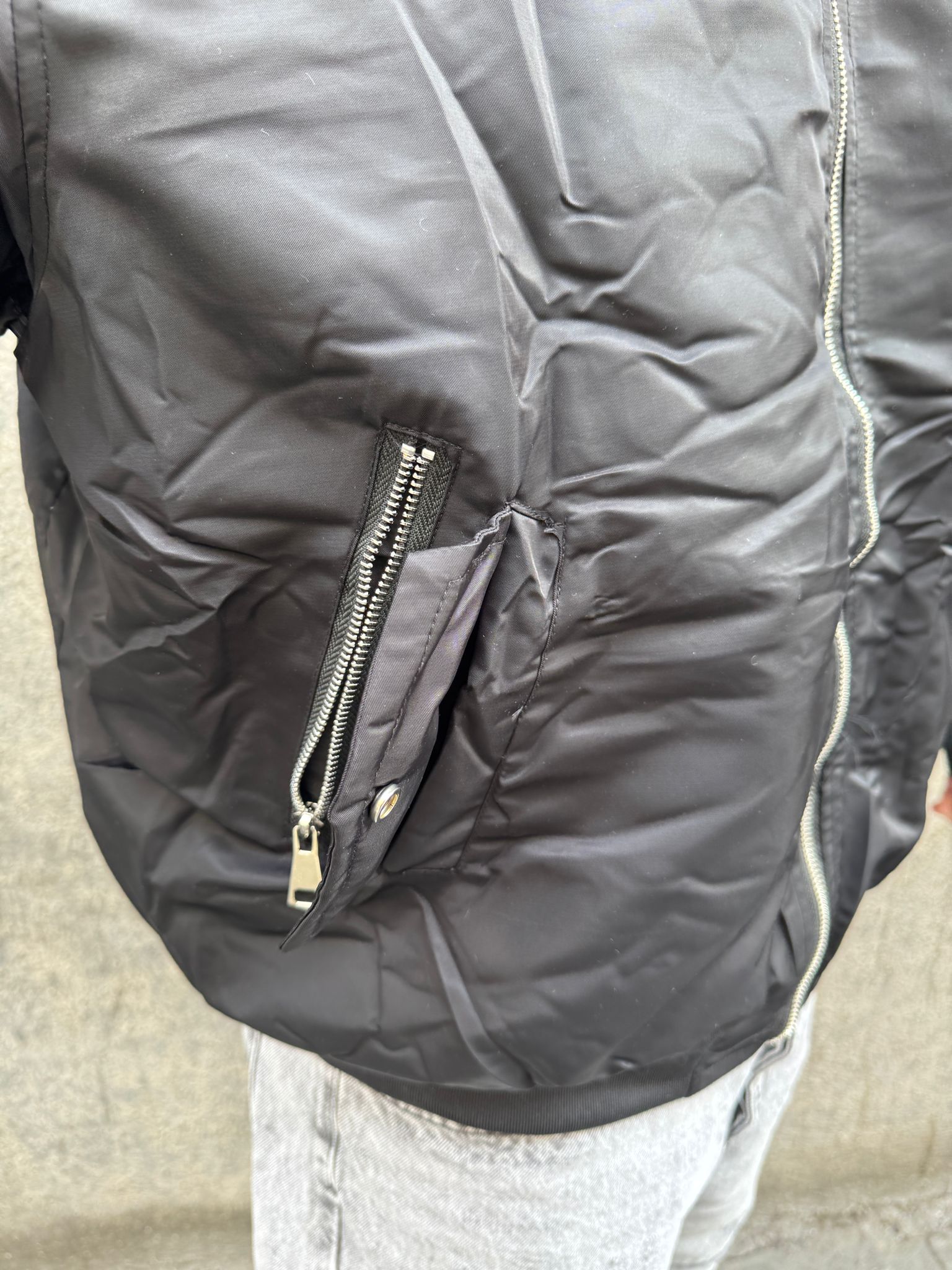 Bomber con Zip sul retro Nero